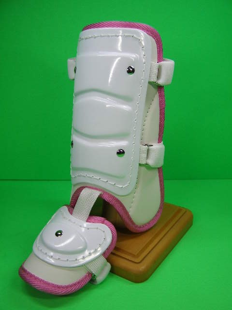 ベルガード BELGARD 少年用 フットガード ホワイト×ピンクヘリ FG510 左右打者兼用 レッグガード キッズ用 MADE IN JAPAN画像