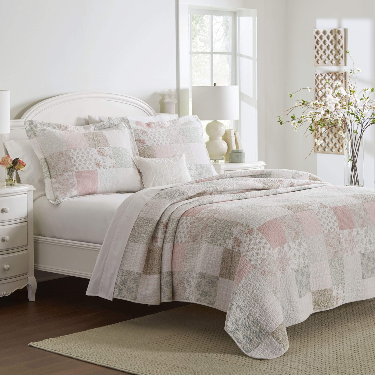 Laura Ashley Home クイーンサイズ キルトセット Celina Patchwork ピンク・セージ 3点セット ベッドカバー