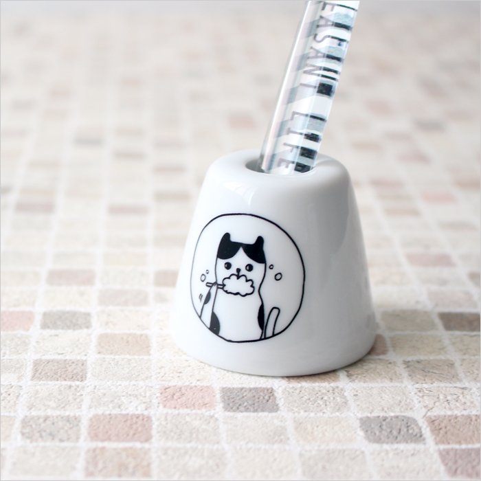 楽天市場 ネコ イラスト 手書き風 ネコ 歯ブラシホルダー 歯ブラシ スタンド 歯ブラシ立て 歯ブラシ置き 歯磨き入れ 歯ぶらし 猫 ねこ Cat キャット 陶器 シンプル おしゃれ 日本製 Bath Room バスルーム
