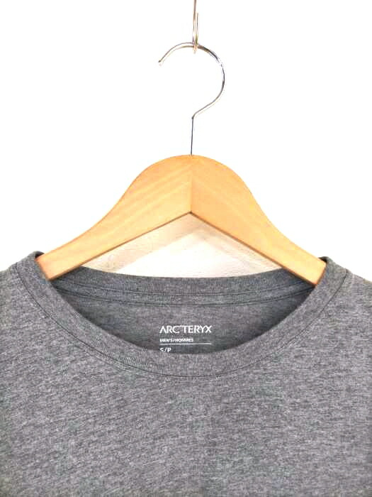 Arc Teryx アークテリクス クルーネックtシャツ メンズ 21年春夏新作 グレー系 緑系 Jpn S 日本サイズ S 相当 21ss Emblem T Shirt 中古 ブランド古着バズストアbazzstore Rvcconst Com