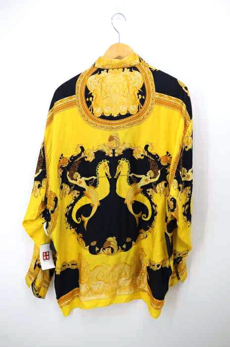 楽天市場 Versace ヴェルサーチ シャツ メンズ 黒系 黄系 Import L 日本サイズ L Xl 相当 V2 By Versace スカーフ柄シルクシャツ 中古 ブランド古着バズストアbazzstore 12 Bazzstore ブランド古着バズストア