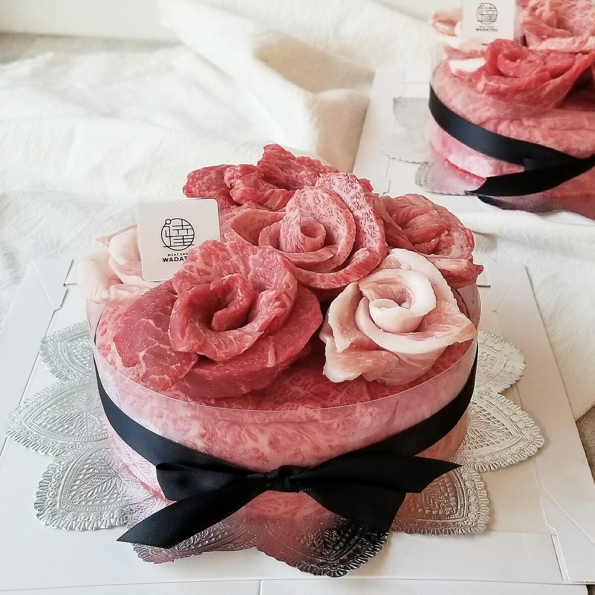 一番の贈り物 敬老の日 肉ケーキ 2 3人用 600g 結婚祝い お祝いギフト 最高級a5ランク 送料無料 焼肉 黒毛和牛 九州ブランド牛肉 豚肉 誕生日ケーキ 肉ケーキ通販 還暦祝い退職祝い 卒業 内祝い ケーキボックス お取り寄せ Fucoa Cl