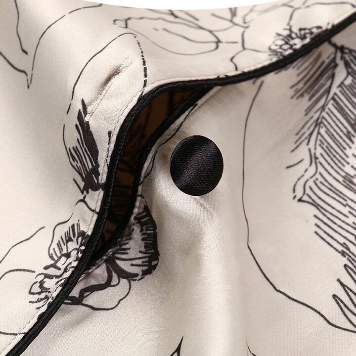 長袖 前開き シックな細い線で薔薇のプリントが黒一色で描かれ 趣味の良さを感じさせます 控えめの光沢を放つシルク風サテン生地のパジャマ 薄手 パジャマ レディース ナイトウェア ルームウェア シルク風薔薇とレースパジャマ Poi3インナー 下着 ナイトウェア 韓国 長袖 前開き シックな細い線で薔薇のプリントが黒一色で描かれ 趣味の良さを感じさせます 控えめの光沢を放つシルク風サテン生地のパジャマ 薄手 パジャマ レディース ナイトウェア ルームウェア シルク風薔薇とレースパジャマ Poi3インナー 下着 ナイトウェア 韓国