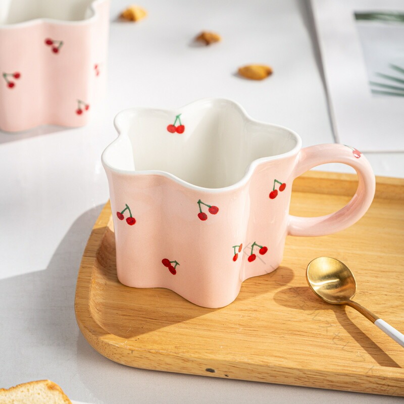 マグカップ さくらんぼ ピンク 可愛い 陶器 花形 フリル チェリー コーヒーカップ おしゃれ ティーカップ コップ ぷっくり 波型 磁器 耐熱 お茶 250ml アフタヌーンティー キッチン雑貨 4,603円
