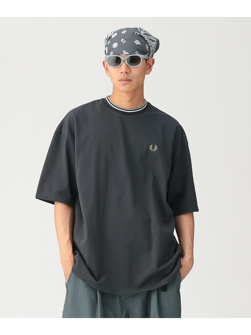 BEAMS｜【別注】FRED PERRY / Oversized Tipped Pique T-shirt｜メンズ トップス ティーシャツ｜半袖 鹿の子原料品｜ティップライン 月桂樹ロゴタイプ｜大層らしい相応う｜雅びやか 好いたらしいめ｜春夏 BEAMS ビームス メン トップス カットソー・ティーシャツ 薄墨色 ホ【貨物輸送無料】[ Fashion]