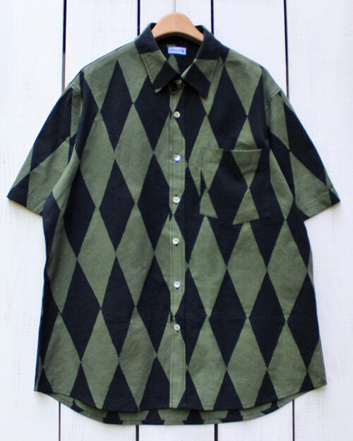 jawandi Batik SS Basic Shirts / cotton Dahlia / Olive Black ジャワンディ バティック 半袖 シャツ コットン 貝ボタン 巻き縫い 総柄 ろうけつ染め ダイヤ柄 オリーブ ブラック jawandi｜Beard Store