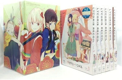 【中古】 （非売品特典６点セット）リコリス・リコイルblu-ray 全巻セット(メーカー特典:「アニメ描き下ろし色紙(千束&たきな)」「縮刷版(B3サイズ)発売告知ポスター」付)(全巻購入メーカー特典:「キャラクターデザイン・いみぎむる描き下ろし全巻収納BOX」付)(オリ｜ベアホームズ