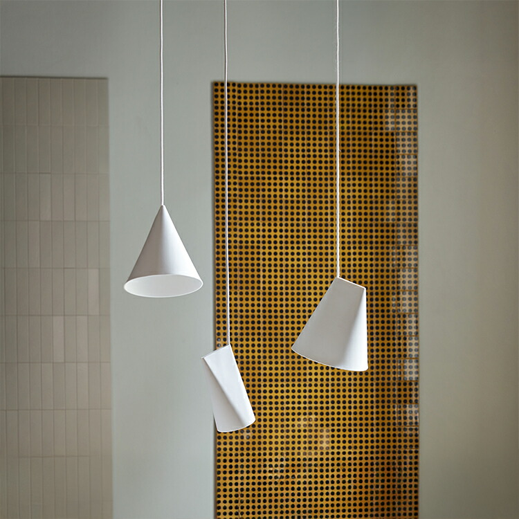 MOEBE Ceramic Pendant Wide ムーベ セラミックペンダントライト ワイド ランプ シェード 磁器 Ceramic Pendant Narrow Wide 間接照明 スポット照明 北欧 ライト 照明 リビング照明 間接照明 おしゃれ 照明器具 ダイニング照明 内玄関照明 天井照明 電気 寝室 キッチン｜おしゃれ照明・ライトのBeauBelle 27,676円