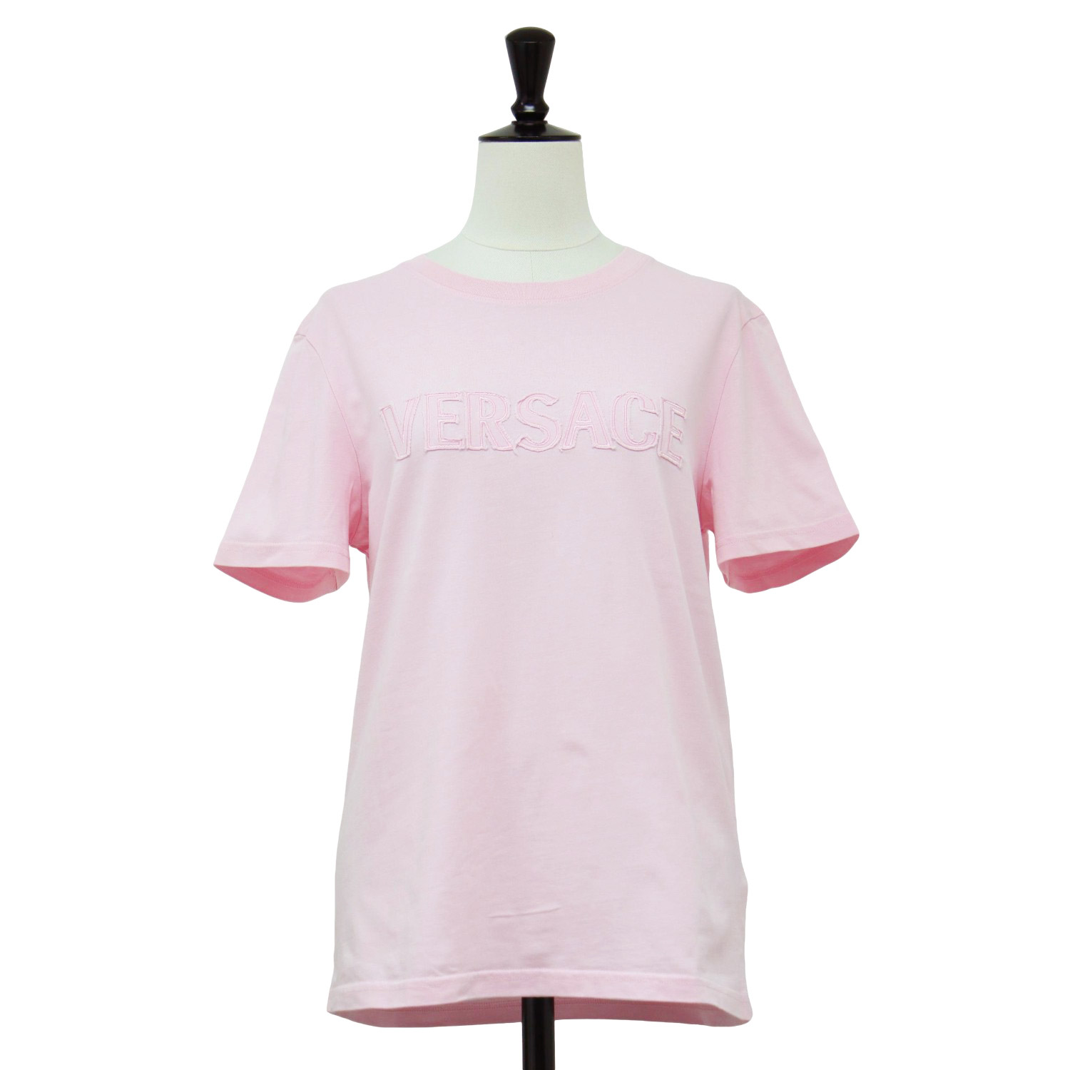VERSACE ヴェルサーチ Tシャツ ピンク サイズ:38(M) | 25春夏 フリンジ 刺繍入り ロゴ スリムフィット Tシャツ / カットソー | クルーネック 半袖 ショートスリーブ コットン | トップス【レディース】【中古】【K4746】