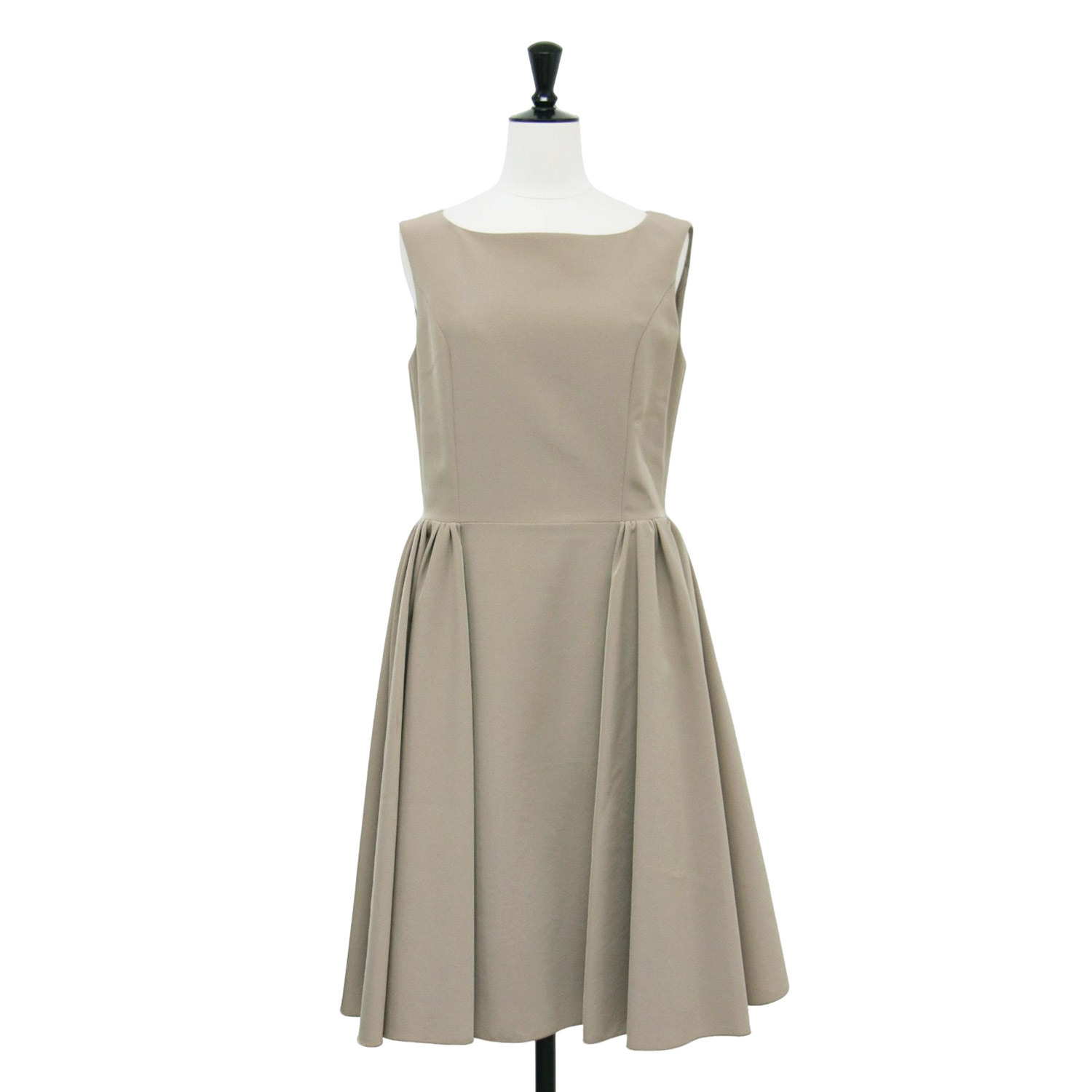 FOXEY NEW YORK フォクシーニューヨーク ワンピース ベージュ サイズ:40(L) | サイドギャザー ドレス / ワンピース | ミディ丈 ノースリーブ ボートネック フレア | 日本製 トップス【レディース】【中古】【K4857】｜ブランド古着のBEEGLE by Boo-Bee