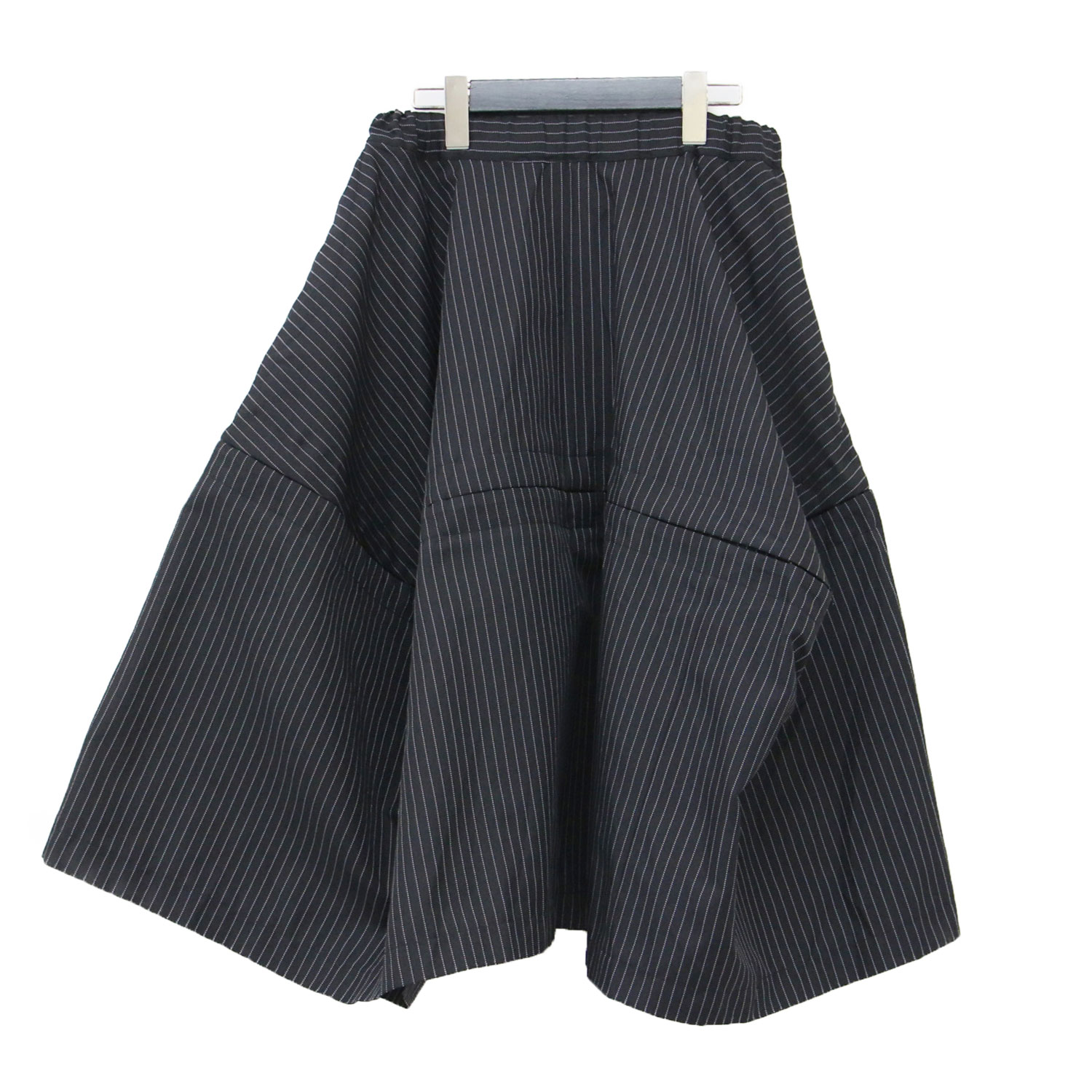 COMME des GARCONS COMME des GARCONS コムデギャルソン スカート ブラック 黒 サイズ:XS | 23秋冬 ポリエステル ツイル ストライプ 変形 フレアスカート / ミディ丈 ウエストゴム | 日本製 コムコム | ボトムス【レディース】【中古】【美品】【K4783】