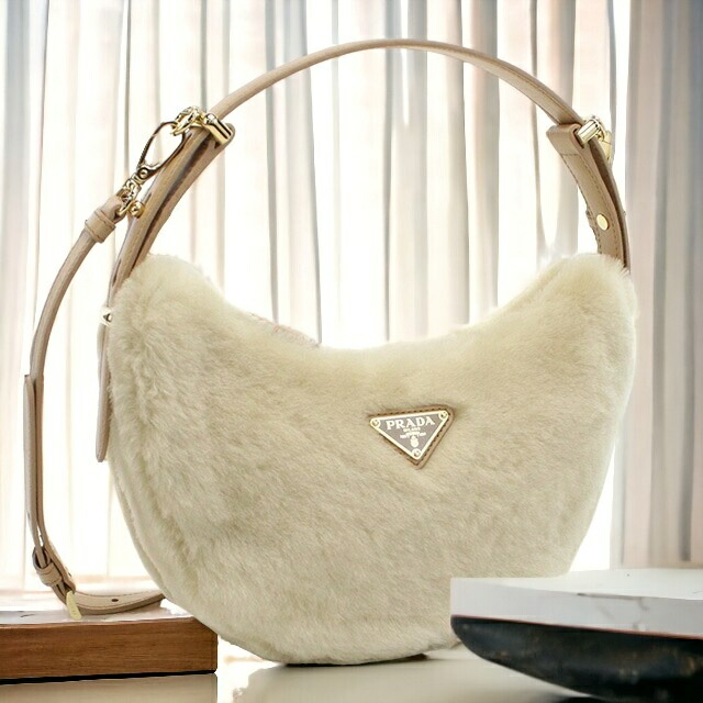 1円 美品 定価92，500円 PRADA プラダ ショルダーバッグ 黒 ナイロン レザー シルバー金具 三角プレート レディース 肩掛け 通勤通学 鞄☆ タフさとスタイリッシュさが完ぺきに両立した「プラダ」のRe-Nylon