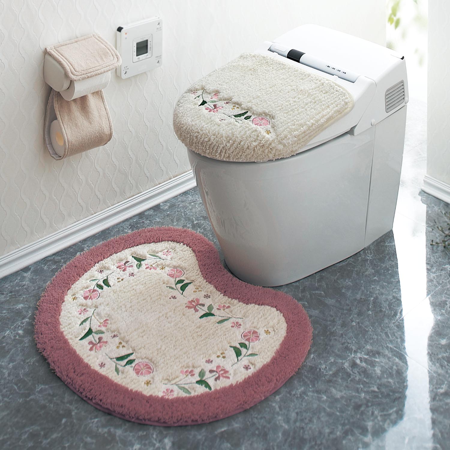 楽天市場 ベルメゾン たっぷり刺繍のトイレマット トイレマットのみ 標準 トイレマット トイレ 便所 お手洗い おしゃれ マット カバー 便座 便器 家具 インテリアのベルメゾン