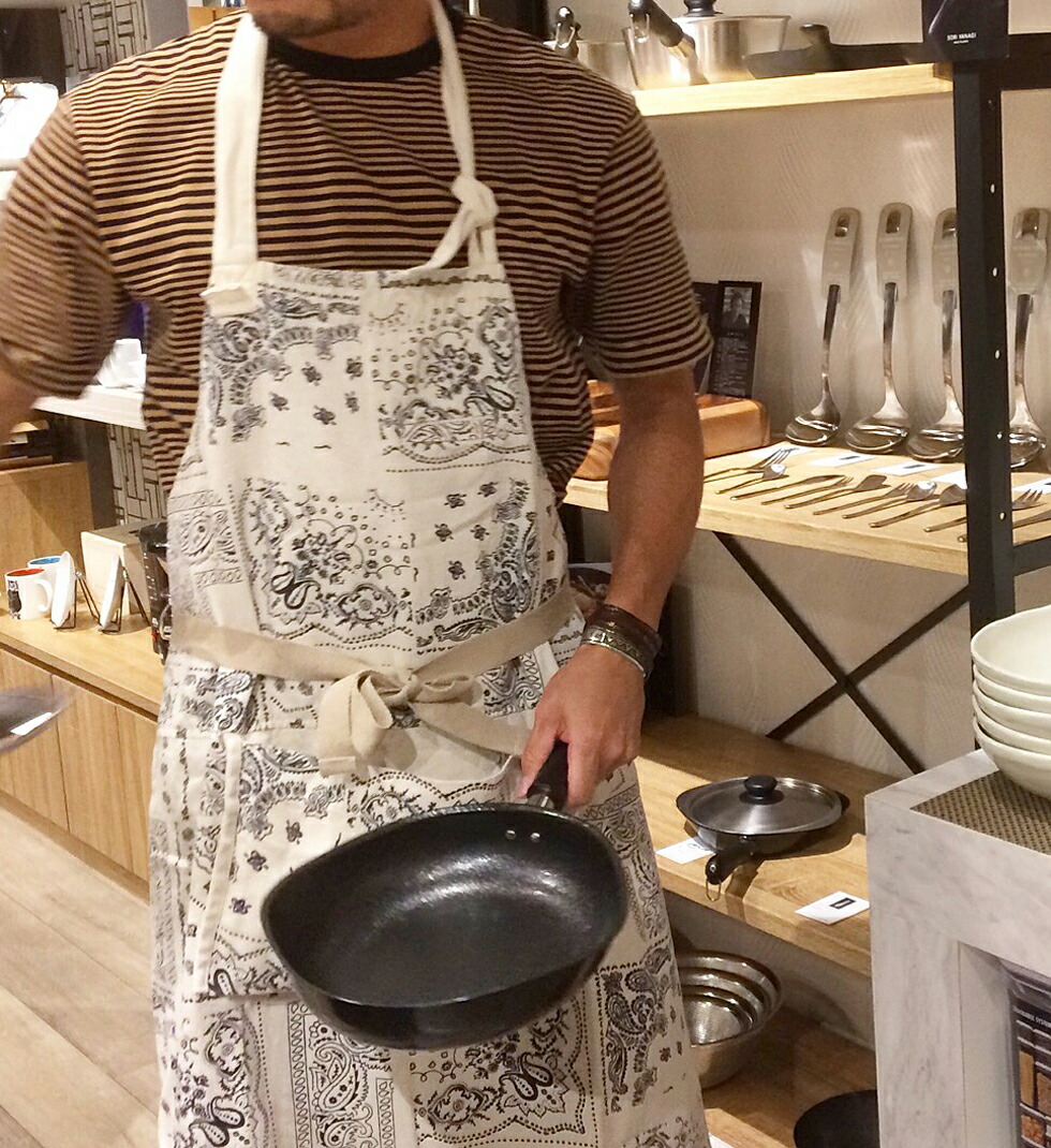 楽天市場 メール便で送料100円 And Packable パッカブルコットンエプロン コットンエプロン メンズエプロン 綿 キッチン クッキング 料理 Diy ガレージ ガーデニング 園芸 ペイズリー オフホワイト ベンシュナ