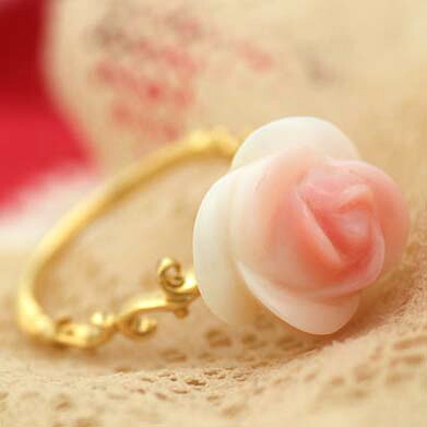 コンクシェル薔薇カーヴィング 「つるバラのリング」ロンサール ※共通在庫です注文確定は弊社からの連絡をお待ち下さい PT900 K18 K10対応　PT,K18はご注文後弊社で金種選択に記載のある金額を加算しご連絡します 春色ピンク