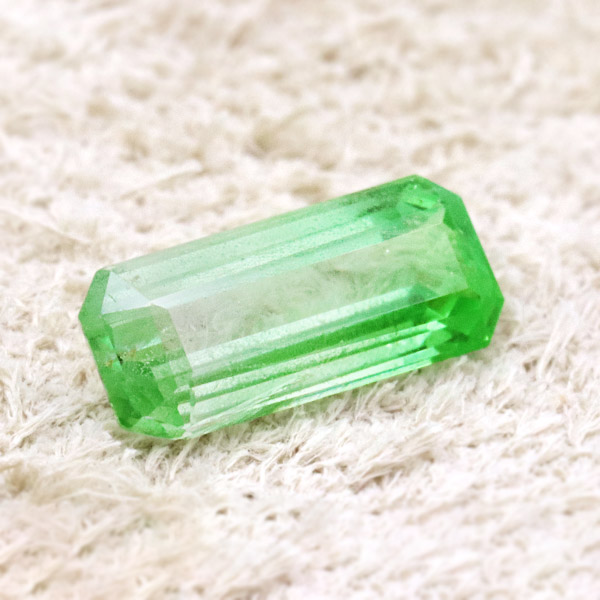 【ポイント10倍】 ☆バイカラーグリーンガーネット オクタゴン 0.74ct1個限定製品オーダー可能※こちらのルースを使用してのオーダー・セミオーダー・カスタマイズもお受けできます。 7pev|ベーネ・ベーネ