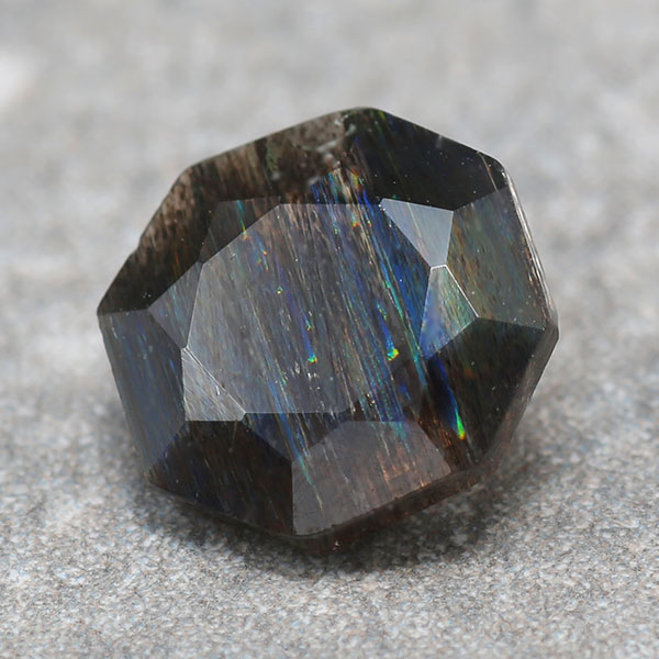 ☆レインボースカポライト ヘキサゴン 0.73ct 限定1個※こちらのルースを使用してのカスタマイズもお受けできます。|ベーネ・ベーネ