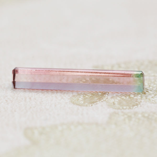 ☆バイカラートルマリン 六角柱 0.52ct 限定1個 誕生石10月 ※こちらのルースを使用してのカスタマイズもお受けできます。