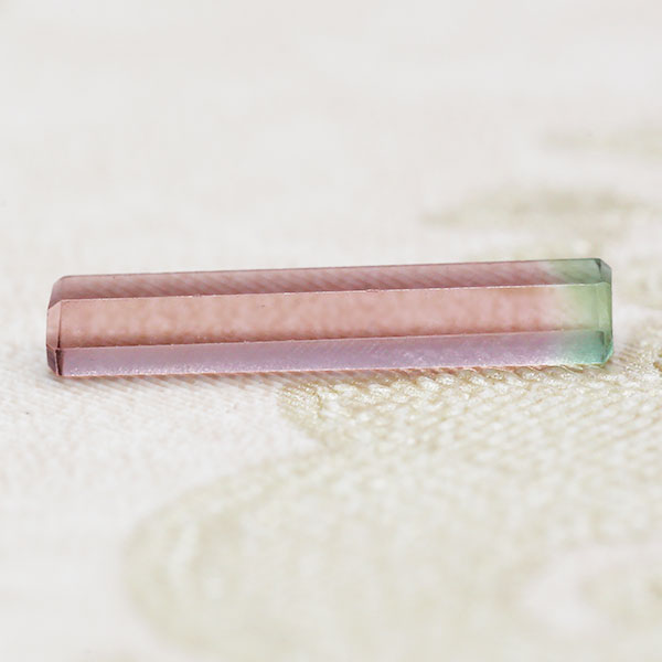 【ポイント10倍】 ☆バイカラートルマリン 六角柱 0.62ct 限定1個 誕生石10月 ※こちらのルースを使用してのカスタマイズもお受けできます。　pbn1