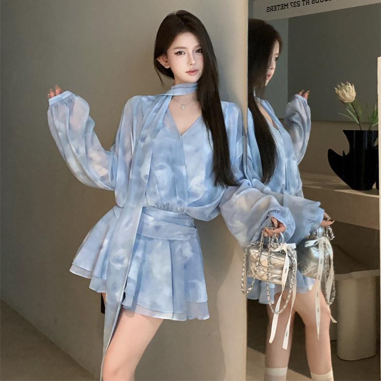 ワンピース レディース 夏 Vネック シフォン グラデーション 花柄 Aライン ミニ丈 ブルー 薄手 軽量 優しい フェミニン スタイル フランス風 ティータイム 普段使い 通勤 ソフト 素材 接触冷感 吸湿速乾｜ベネフィメントショップ