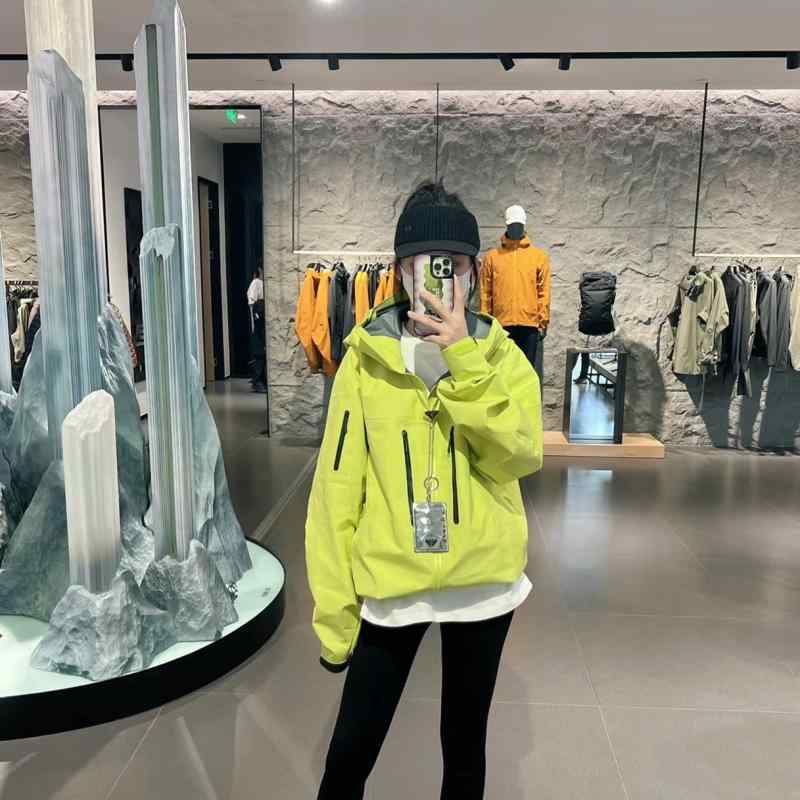 男女用 薄手 防水 ジャケット 長袖 アウトドア コート 切り替え デザイン 軽量 通気性 春夏 秋 シーズン ウインドブレーカー フード付き 伸縮性 素材 ブラック カラー ピンク系 グレー 普段使い ハイキング 防風 機能 吸湿速乾 再生繊維｜ベネフィメントショップ