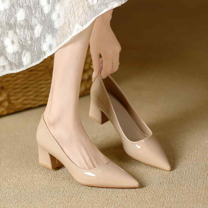 パンプス レディース 春 ベージュ エナメルなめし革 ポインテッドトゥ 置き目踵 チャンキーヒール 通い用 疲れにくい 軽さ 伸縮性 吸湿速乾 雅びやか 普段使い