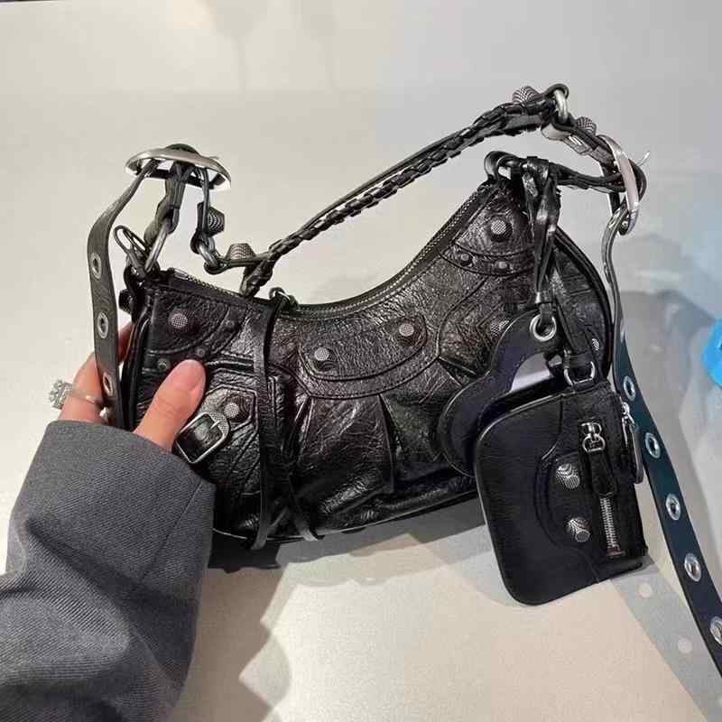 ショルダーバッグ レディース 鞄 肩掛け 斜め掛け 革 レザー リアルレザー 半月型 ハーフムーン 三日月 2WAY メッセンジャーバッグ サコッシュ ポシェット スタッズ ギャザー ドレープ カジュアル ストリート系 モード系 ブラック 黒｜ベネフィメントショップ