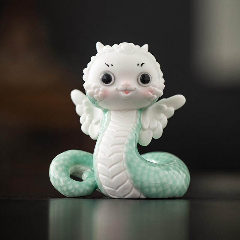 置物 レディース 蛇 縁起物 陶器 工芸品 十二支 ヘビ 年 干支 飾り物 卓上 インテリア 雑貨 リビング 玄関 オブジェ 装飾品 かわいい 招き ラッキーアイテム ギフト 高級感 おしゃれ ミニサイズ 小型 コンパクト 開運 商売繁盛 厄除け 記念品｜ベネフィメントショップ