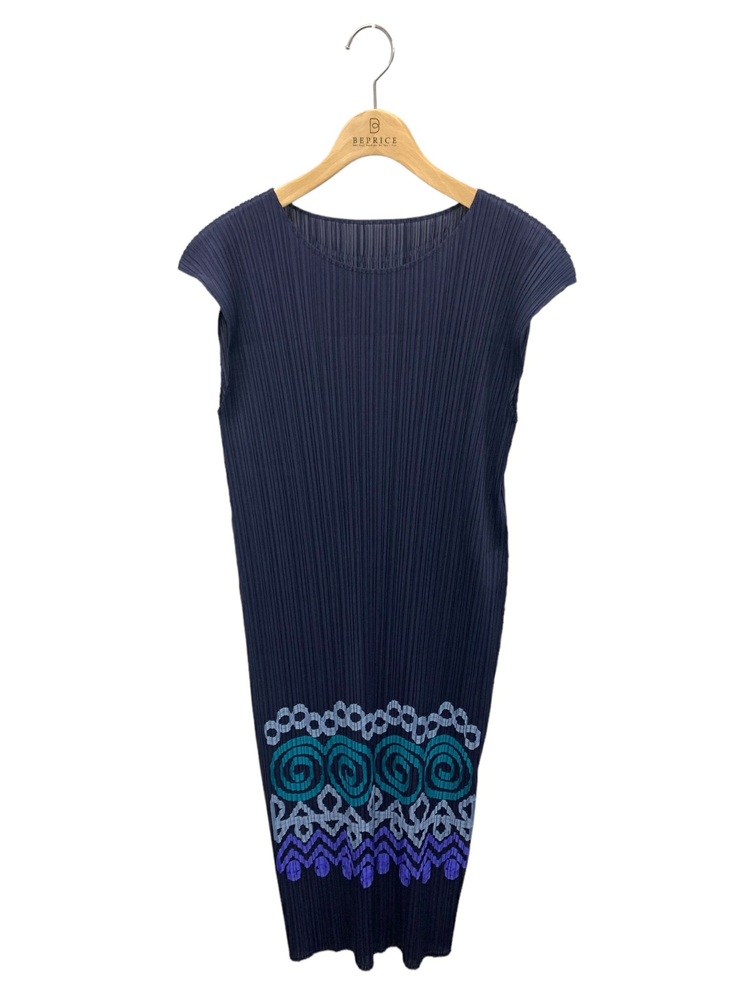 イッセイミヤケプリーツプリーズのワンピース プリーツ プリーズ イッセイ ミヤケ新作“ぐるぐる旋風”描いた