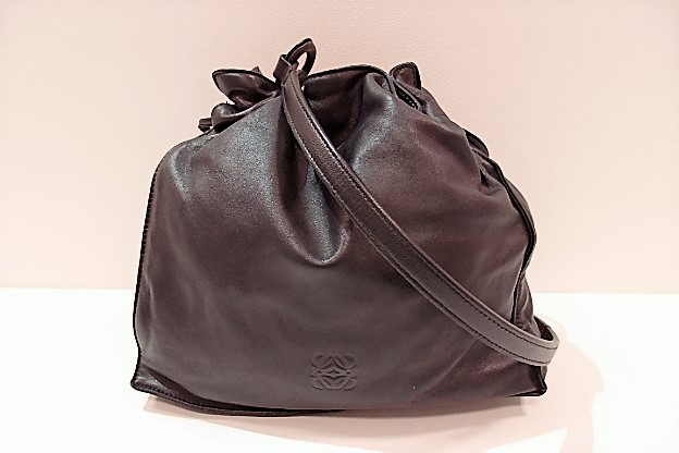 【楽天市場】ロエベ LOEWE 巾着 ショルダーバッグ アナグラム ロゴ ブラック 黒 レザー ハンドバッグ 肩掛け 斜め掛け バッグ 鞄