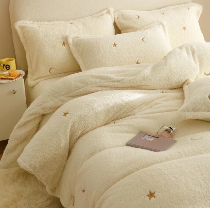 送料無料 布団カバーセット 4点セット 秋冬 暖かい 超可愛い星月刺繍 厚手 ふわふわ シープ調ボア 防寒対策 ダブル クイーン 掛け布団カバー ボックスシーツ/フラットシーツ 枕カバー 寝具カバーセット きれいめ 静電気防止 柔らか 洗える