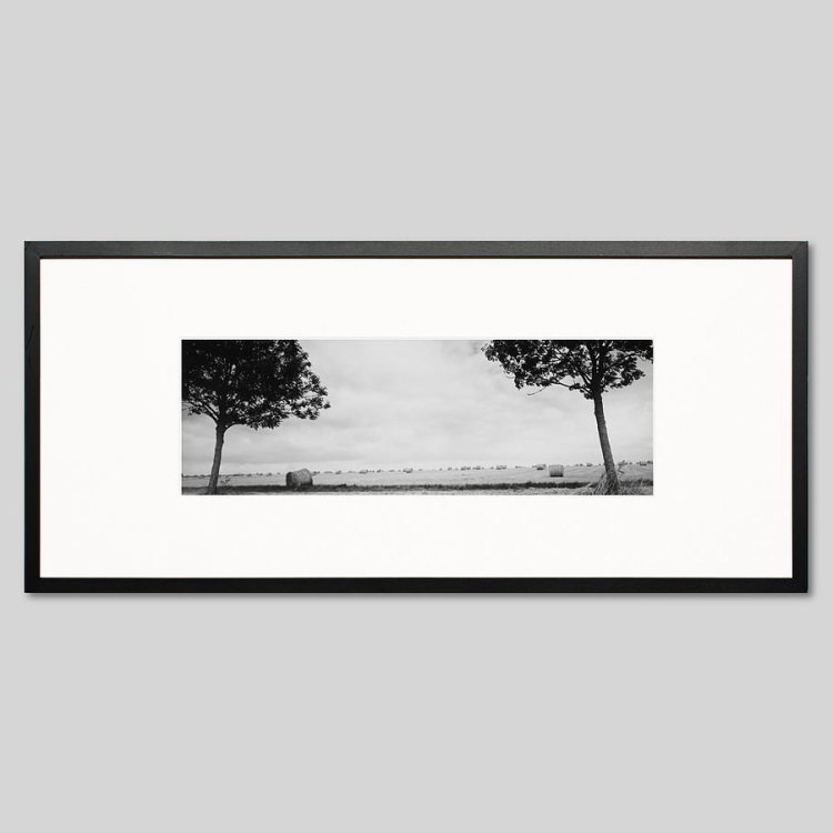 Igrebow ノルマンディー ノルマンディー Igrebow インテリアフォト ピクチャーアート スタイリッシュ モダン アイグレボウ フランス モノクローム 写真 モノクロ ビザインショップウッド黒フレーム 長方形lサイズ インテリア フォト デュランビルの牧草地と干草ロール