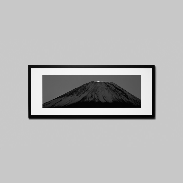 IGREBOW 山梨県 ダイヤモンド富士 ビッグサイズ｜アイグレボウ インテリアフォト ピクチャーアート 写真 スタイリッシュ モダン モノクローム モノクロ 147,400円