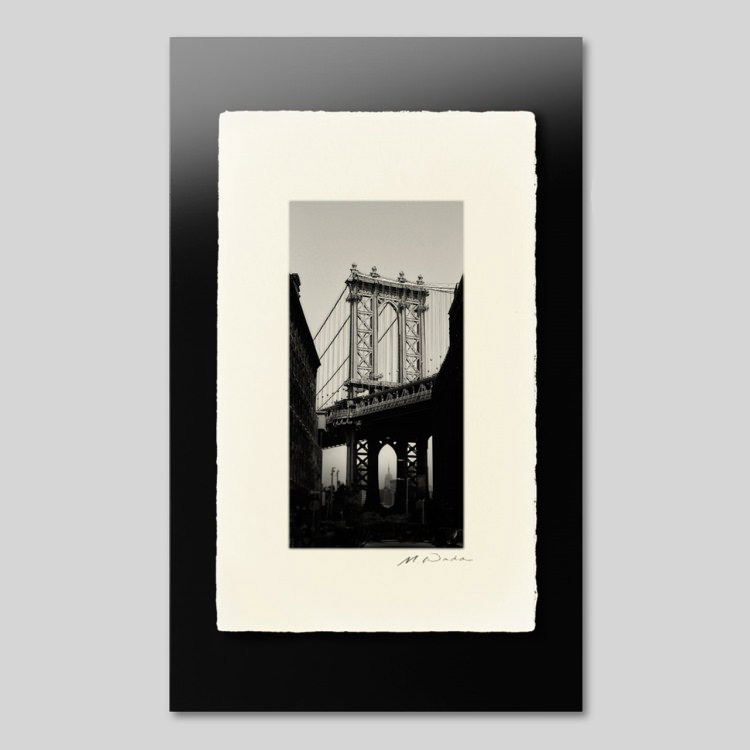 古典IGREB W ニューヨーク ブルックリン ダンボ地区から見たマンハッタンブリッジ｜アイグレボウ インテリアフォト ピクチャーアート 写真 スタイリッシュ モダン モノクローム モノクロ ビザインショップ