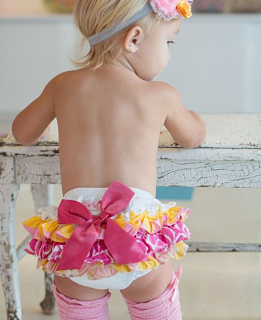 Ruffle Butts ホワイト ピンク サテンリボン 日本産 カバーパンツ ラッフルブルマー おむつ 1歳 2歳 80cm 90cm ボトムス 子供服 ブルマ カバー 海外 White ラッフル 白 赤ちゃん Fun Wavy おしゃれ キッズ おしり 女の子 ブランド ベビー 当店一番人気 リボン かわいい ラッフルバッツ