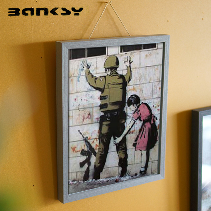 60 Off 楽天市場 アート Girl Searching Solder バンクシー Banksy Iba 絵画 アートフレーム 風刺画 ストリートアート 路上芸術 オークション イギリス ロンドン 芸術 オシャレ 305 380 32mm 英国 Uk ダークユーモア ブラックジョーク ステンシル技法 家具