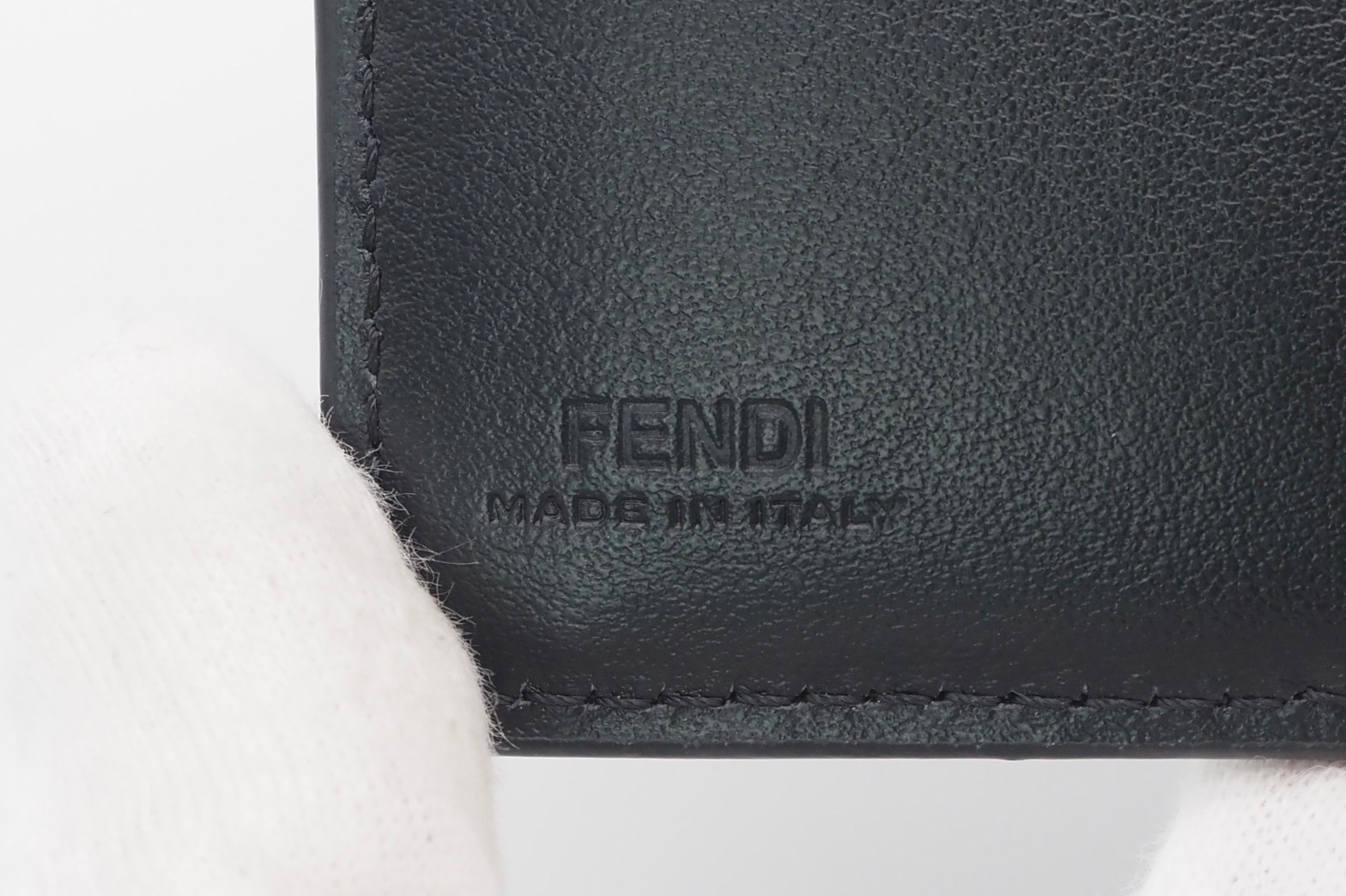 FENDI 二つ折り財布 ロゴ エンボス レザー ブラック 型押し AB 美品