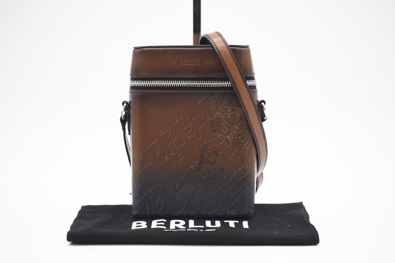 【BERLUTI】ベルルッティ モノリス スクリットレザー ショルダーバッグ 楽天市場】Berluti ベルルッティ モノリス カリグラフィ スクリット