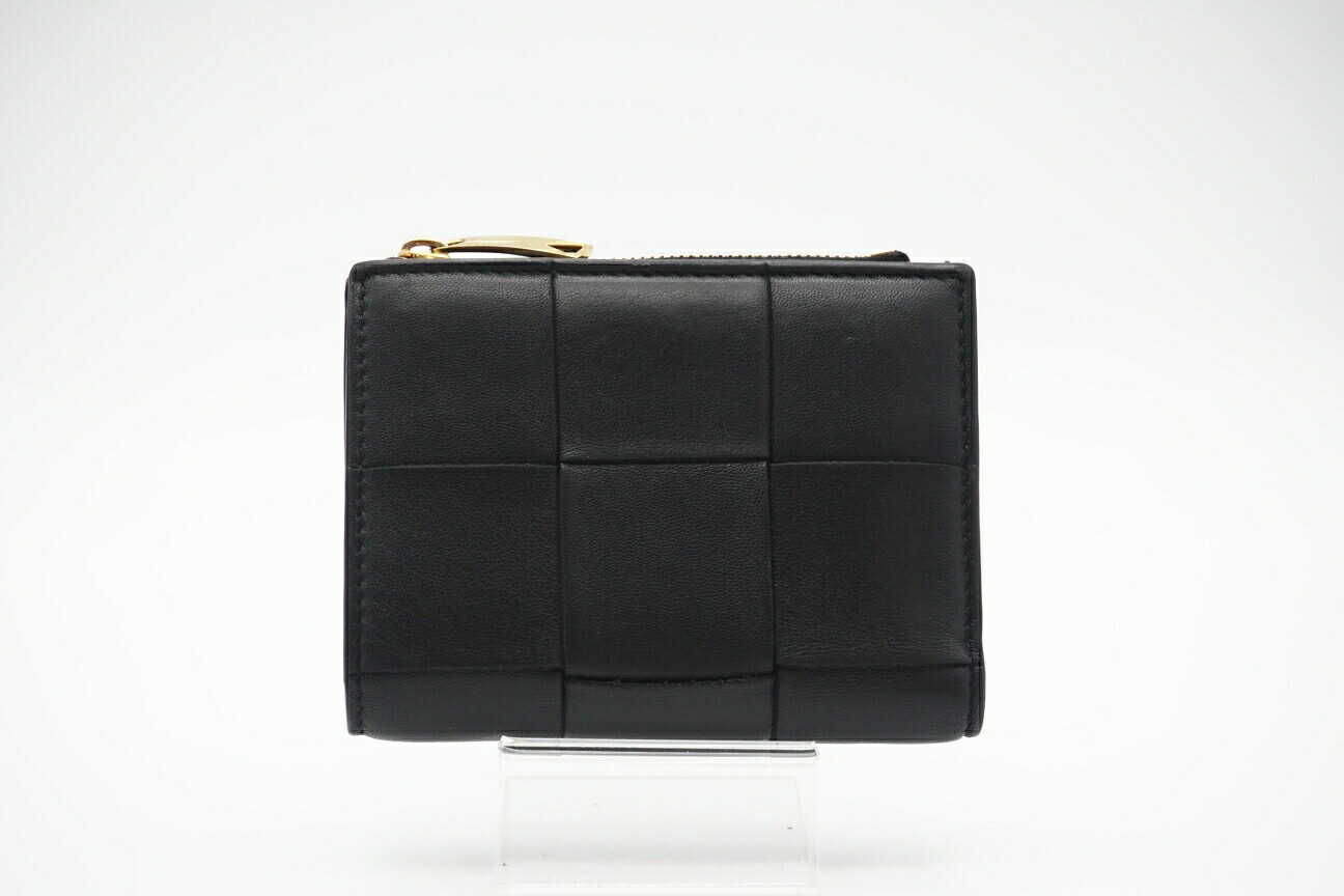★3日以内返品可★  BOTTEGAVENETA ボッテガヴェネタ イントレチャート大 子ヒツジ人はだ テープ スモール 二つ折りウォレット 742698 二つ折り紙入れ 黒いこと 子ヒツジ人はだ レディース【中古】