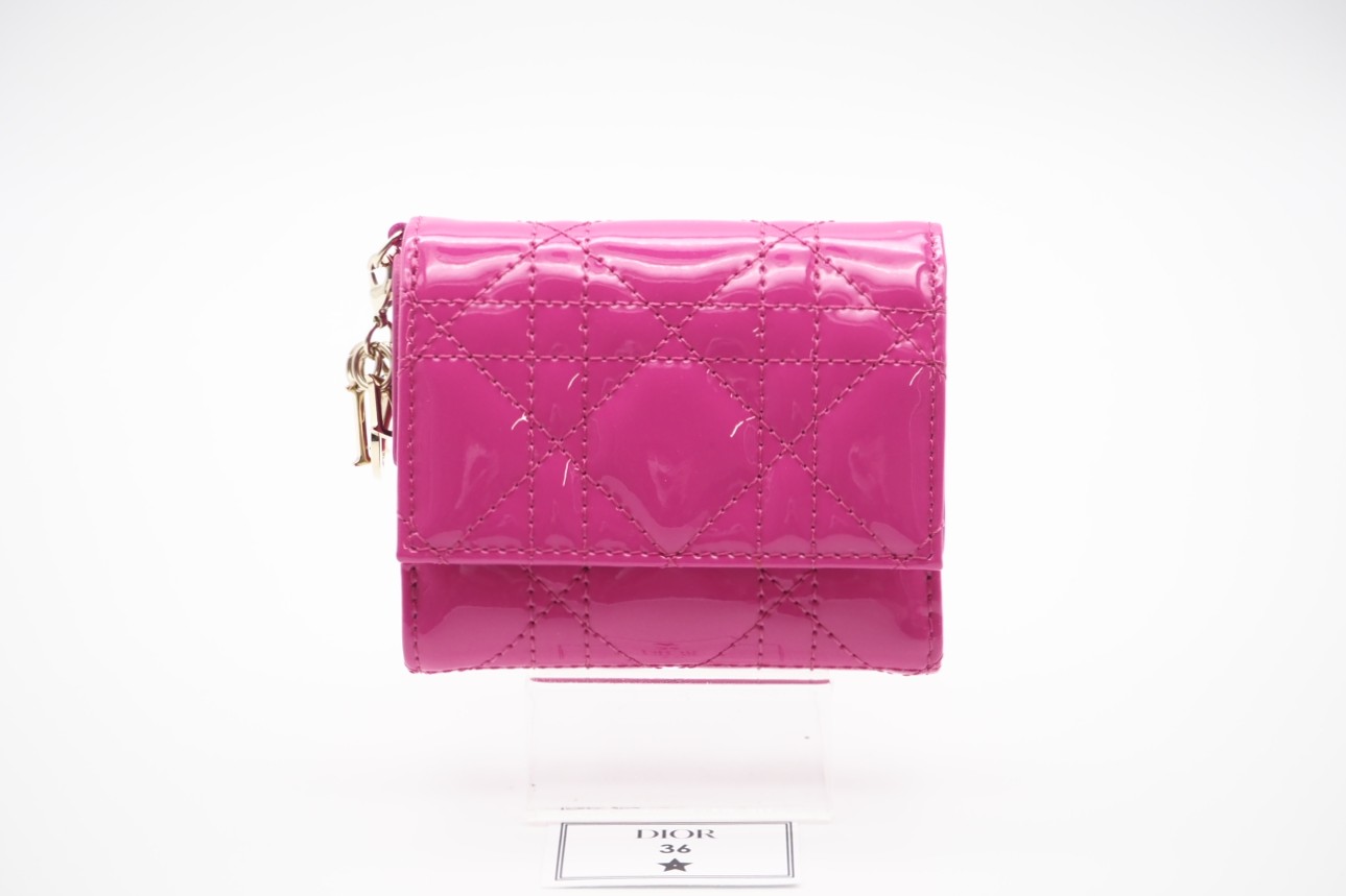 ★3日以内返品可★ 極美品 Dior クリスチャンディオール パテントカーフスキン Lady Dior Lotus ウォレット カナージュ S0181OVRB_M16F 三つ折り紙入れ サクラ色 専売特許なめし革 レディース【中古】