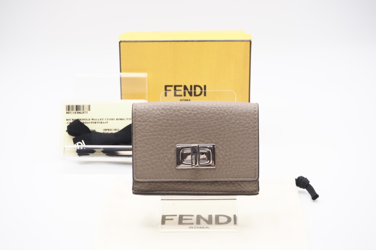 ★3日以内返品可★ 美品 FENDI フェンディ ピーカブー カーフレザー 三つ折り財布 8M0426 三つ折り財布 グレージュ シルバー レザー カーフレザー レディース【中古】