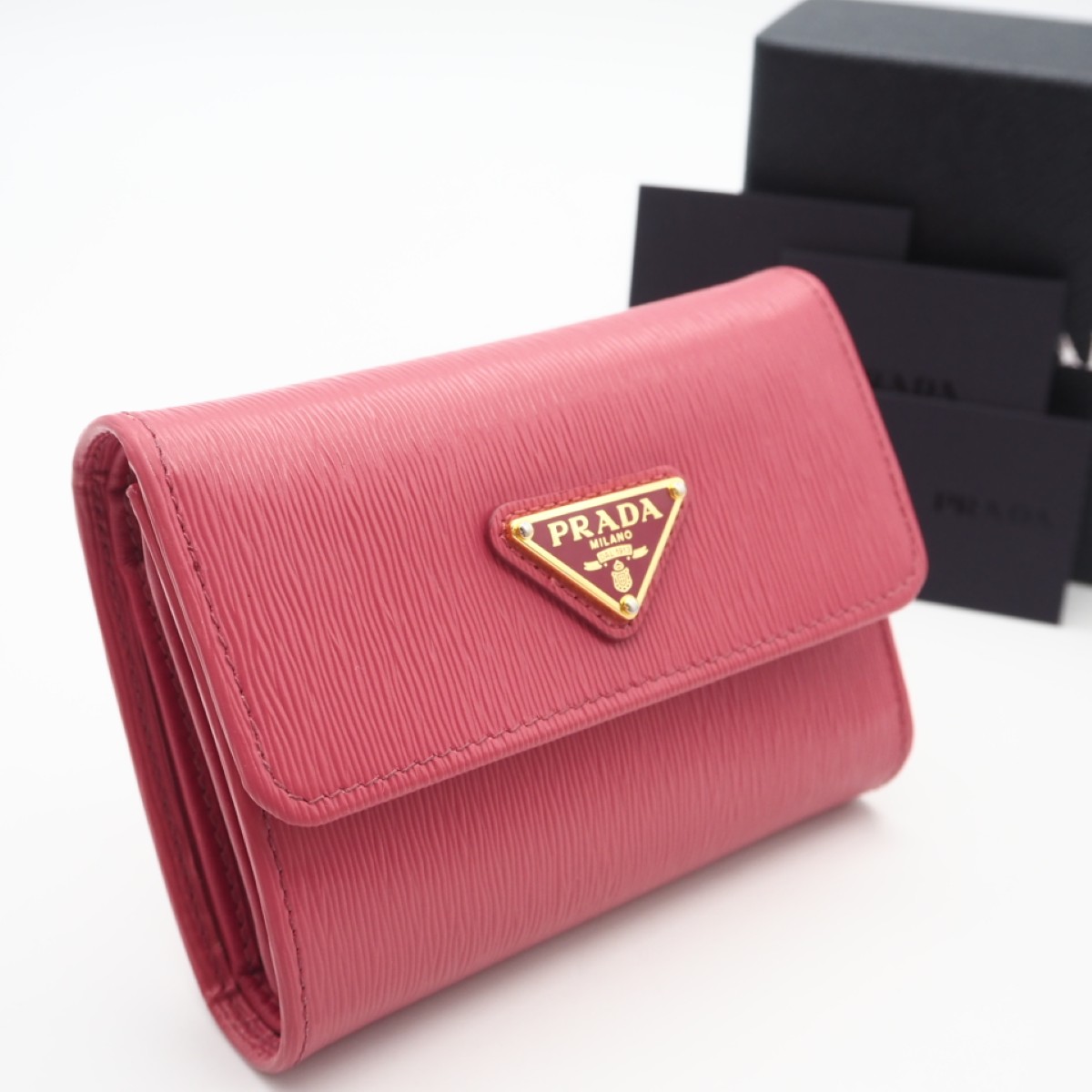 ★3日以内返品可★ 美品 PRADA プラダ ヴィッテロムーブ コンパクトウォレット 1MH025 三つ折り紙入れ さくら色 なめし革 レディース【中古】
