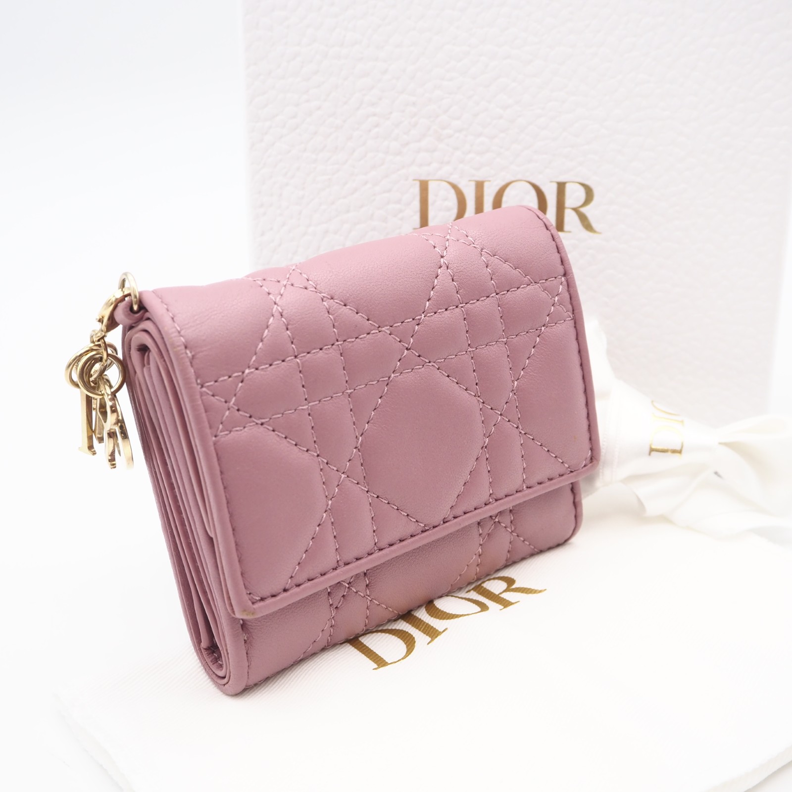 ★3日以内返品可★ 美品 Christian Dior ディオール カナージュ 子ヒツジ人はだ Lady Dior Lotus ウォレット S0181ONMJ 三つ折り紙入れ サクラ色 子ヒツジ人はだ レディース【中古】