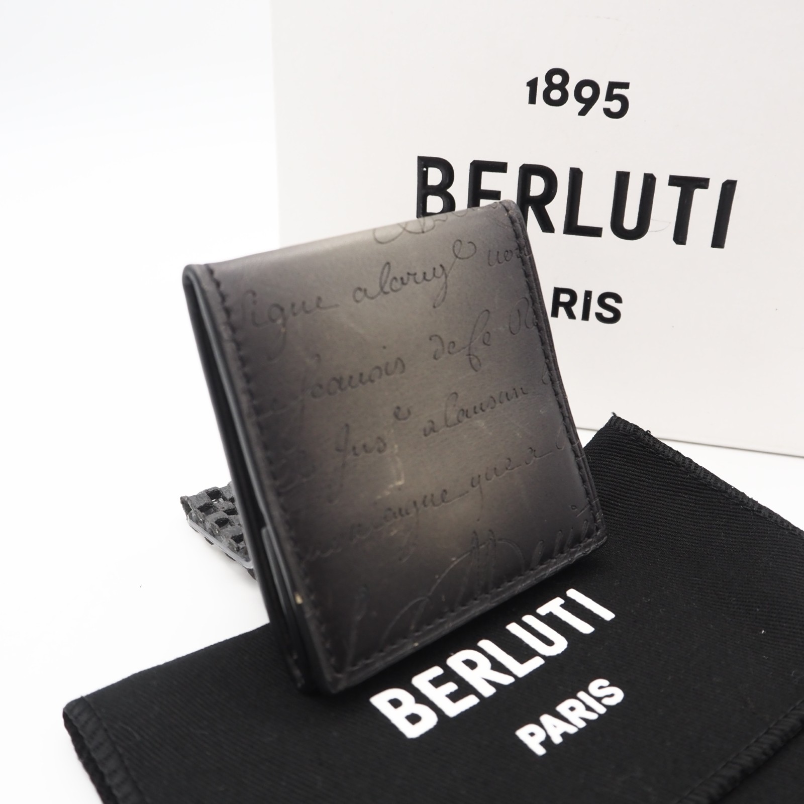 ★3日以内返品可★ 美品 Berluti ベルルッティ ヴェネチア なめし革 スクリット 開びゃく 鋳貨蝦蟇口 - コインケース 黒いこと カーフレザー メンズ【中古】