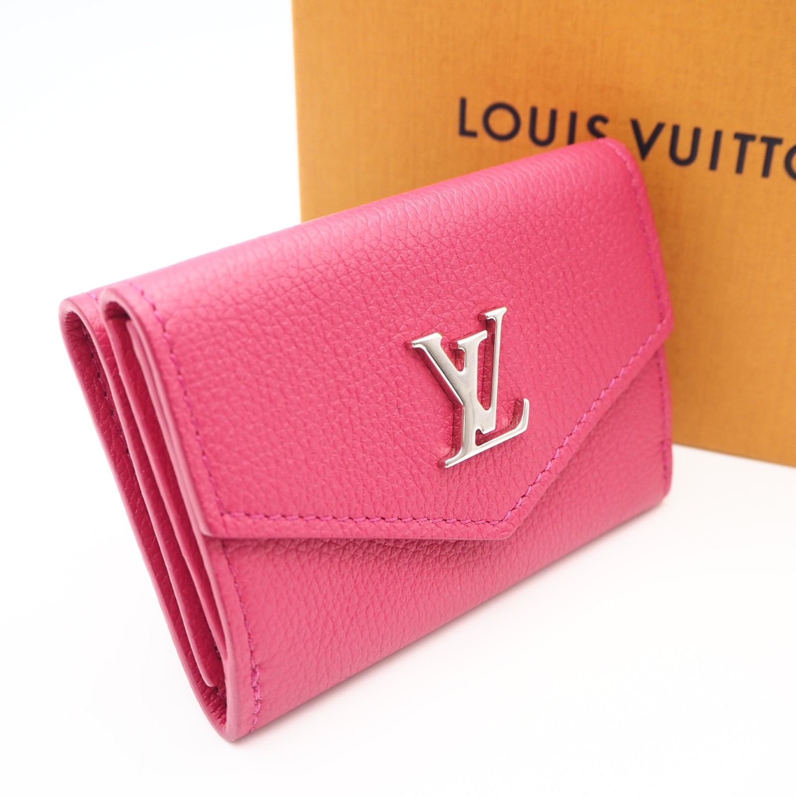★3日以内返品可★ 極美品 LOUIS VUITTON ルイ・ヴィトン トリヨン ポルトフォイユロックミニ 熱っぽいサクラ色 M67858 三つ折り紙入れ サクラ色 しろがね色 トリヨンレザー レディース【中古】