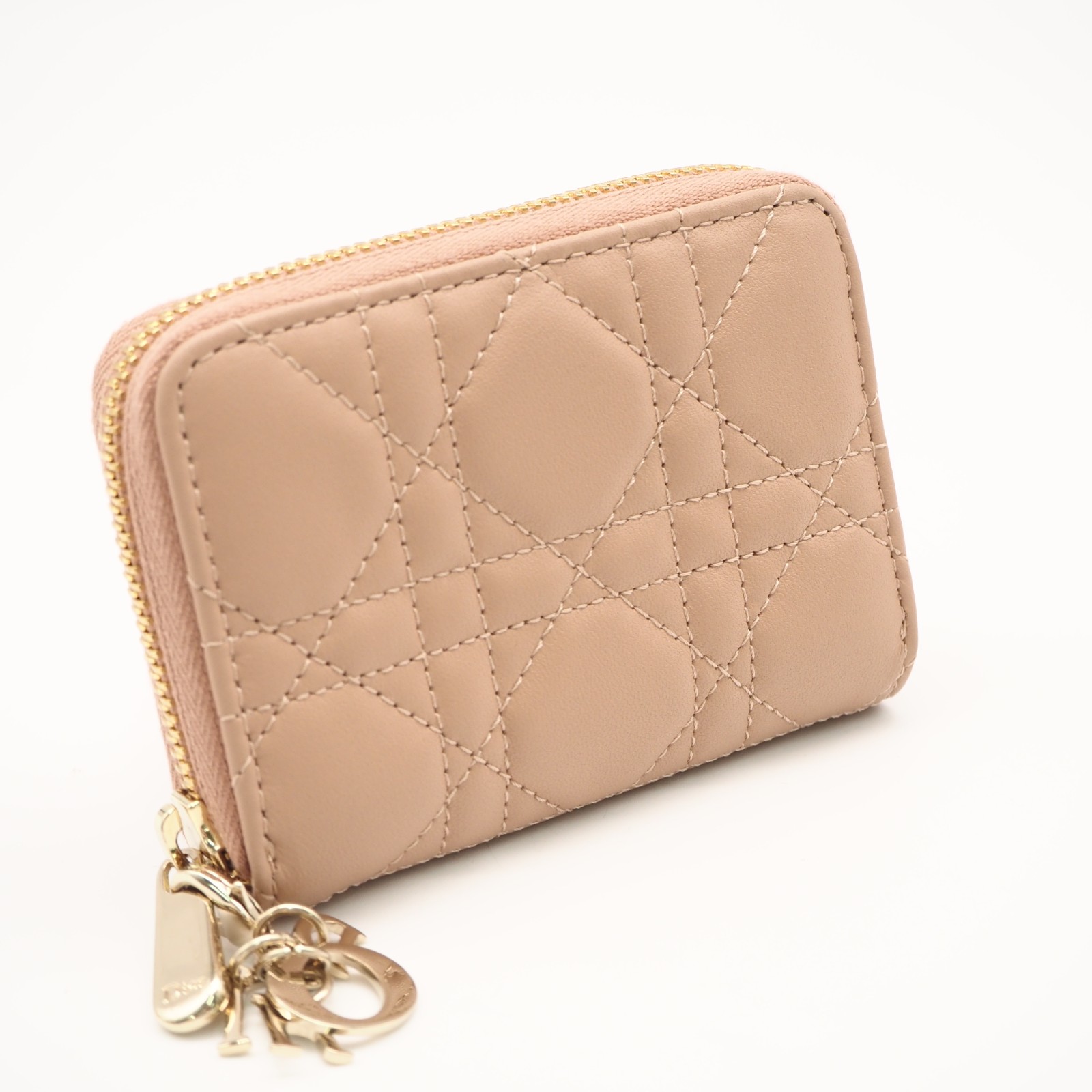 ★3日以内返品可★ 極美品 Christian Dior ディオール カナージュ 子ヒツジ素はだ Lady Dior Scarlet ウォレット S6035ONMJ コインケース サクラ色ベージュ 子ヒツジ素はだ レディース【中古】