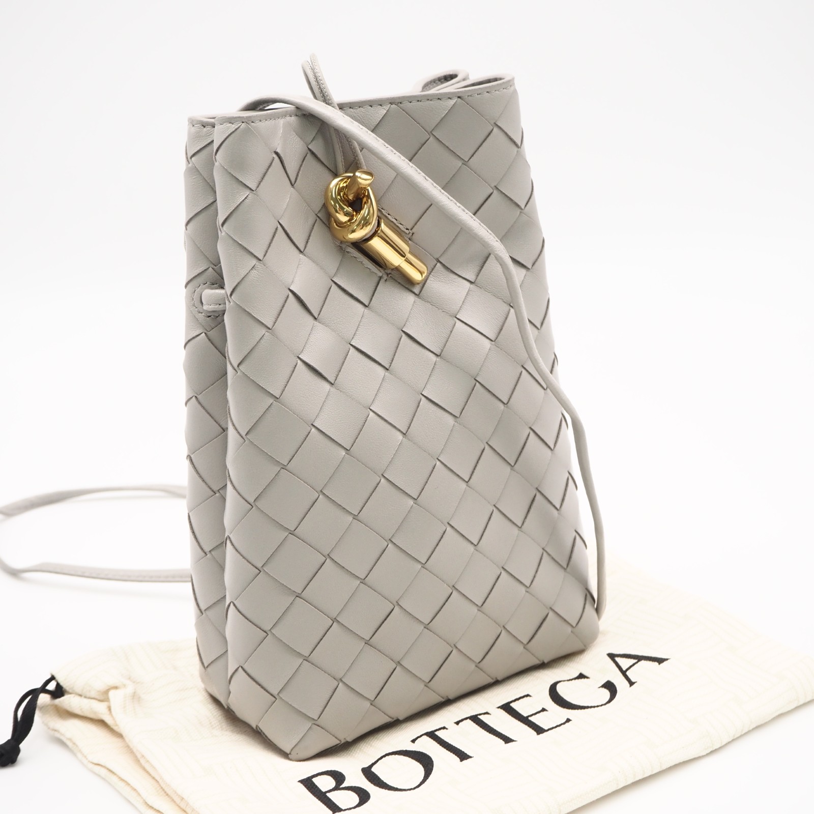 ★3日以内返品可★ 極美品 BOTTEGAVENETA ボッテガヴェネタ 子ヒツジひと肌 アンディアーモ 電話機合切袋 843890VCPP01504 ショルダーバッグ 薄墨色 子ヒツジひと肌 レディース【中古】