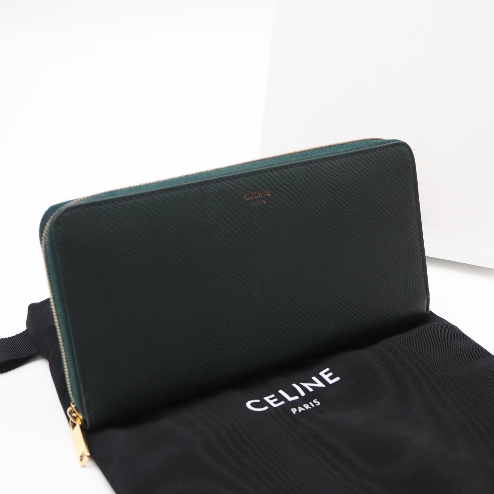 ★3日以内返品可★  CELINE セリーヌ カーフスキン ラージ ジップウォレット 10B553 長札入れ 緑であること カーフレザー レディース【中古】