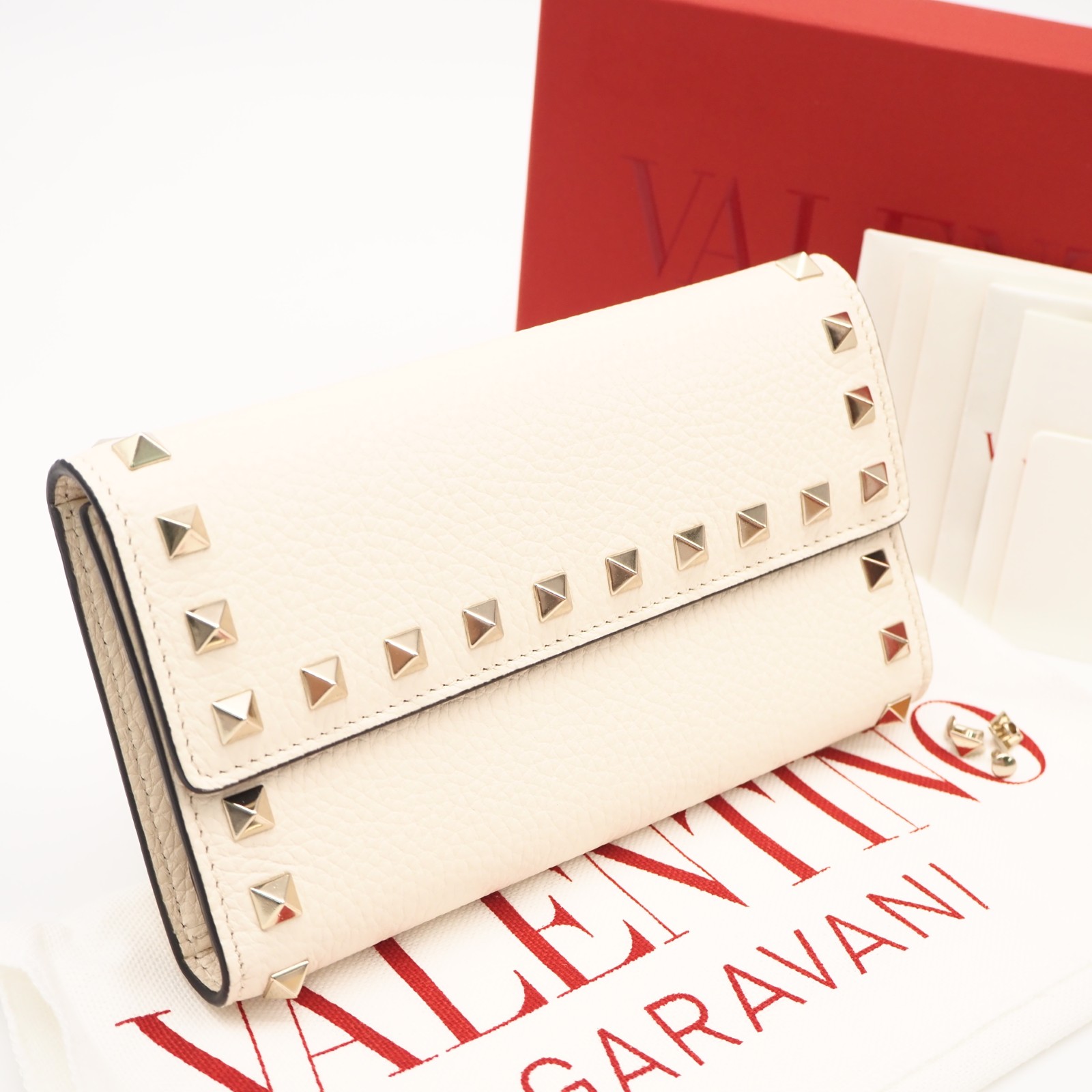 ★3日以内返品可★ 極美品 Valentino Garavani ヴァレンティノ・ガラヴァーニ ロックスタッズ なめし革 ロングウォレット WPO252VSH126 長紙入れ 象牙色 なめし革 レディース【中古】
