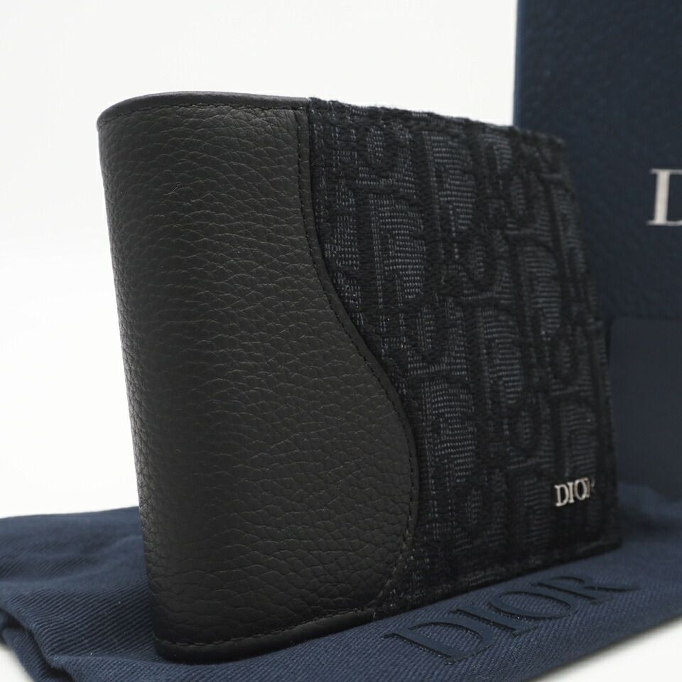 ★3日以内返品可★ 極美品 Dior ディオール グレインドカーフスキン ディオール オブリーク ジャカード マーケトリー コインケース付き Saddle ウォレット 2ADBC306YKS 二つ折り財布 ネイビー ブラック グレインカーフレザー キャンバス メンズ【中古】｜リユースショップ BICLOCK